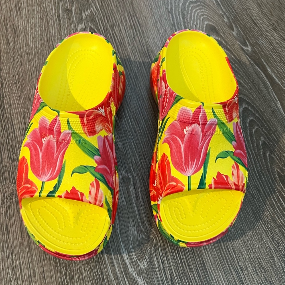 Balenciaga flower crocs size 9 used but in great condition
